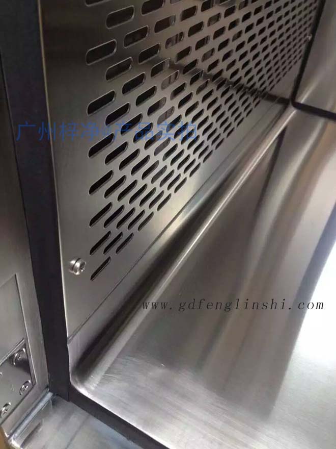 百級層流傳遞窗內(nèi)外雙層殼體，內(nèi)部四周圓弧處理，保證無縫隙連接；