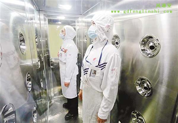 工作人員進(jìn)入風(fēng)淋室吹淋除塵 工作人員進(jìn)入風(fēng)淋室吹淋除塵