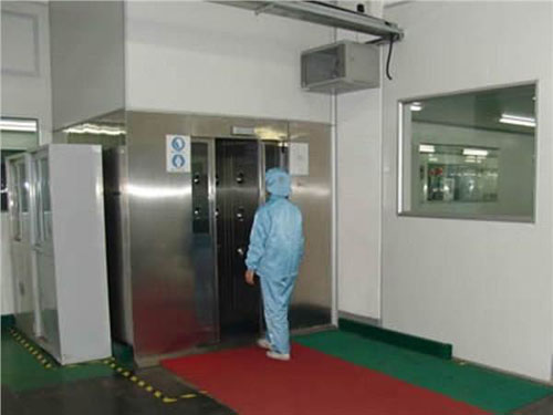 風淋室是人員進入潔凈室無塵車間所必備的凈化設(shè)備 風淋室是人員進入潔凈室無塵車間所必備的凈化設(shè)備