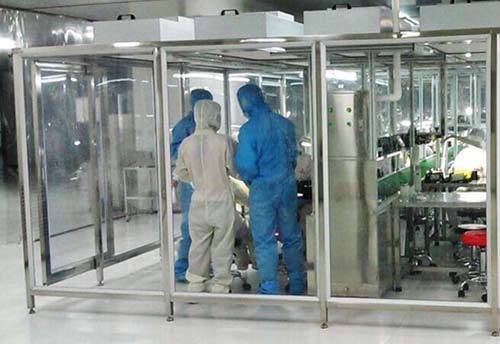 百級潔凈棚工作原理:風機從FFU頂部將空氣吸入,經(jīng)初效過濾器,高效過濾器過濾,過濾后的潔凈空氣在整個出風面以0.45m/s±20%的風速勻速送出到潔凈棚內(nèi)。