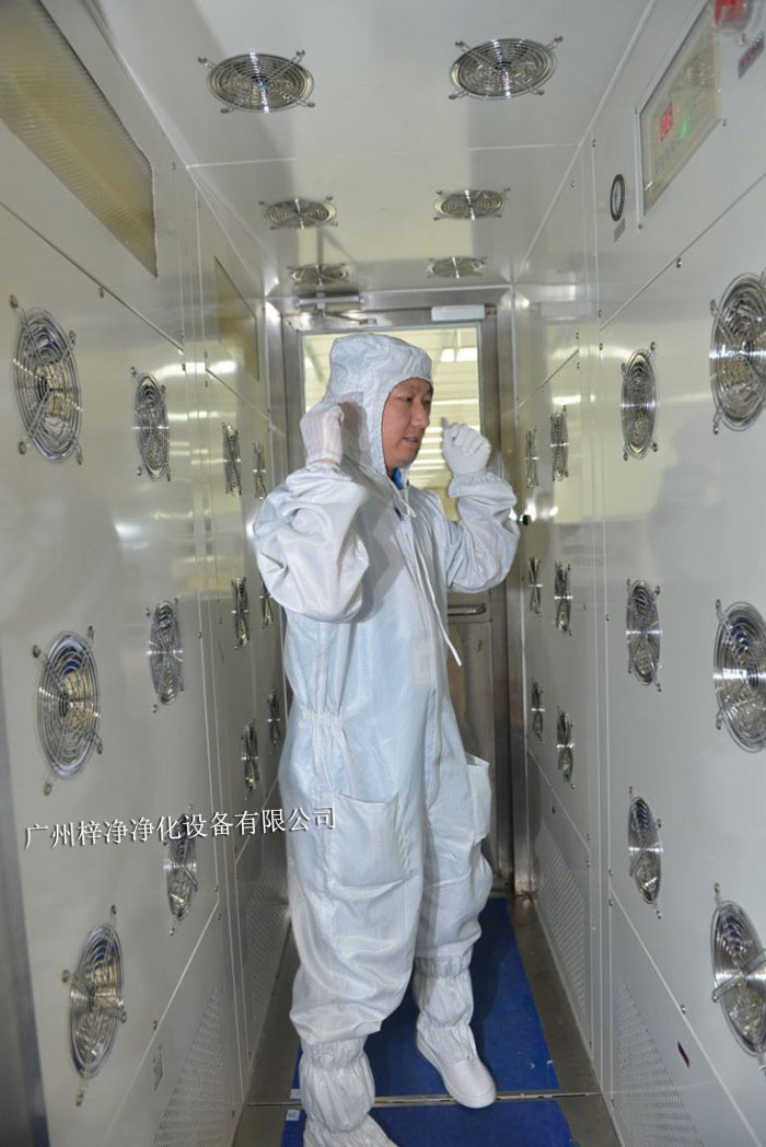 風(fēng)淋室不僅可以為工作人員提供清潔的空氣環(huán)境，還可以對物料進(jìn)行凈化處理。