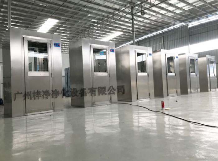 全不銹風(fēng)淋室采用全不銹鋼材質(zhì)制造，具有良好的耐腐蝕性、耐高溫性和耐磨損性。