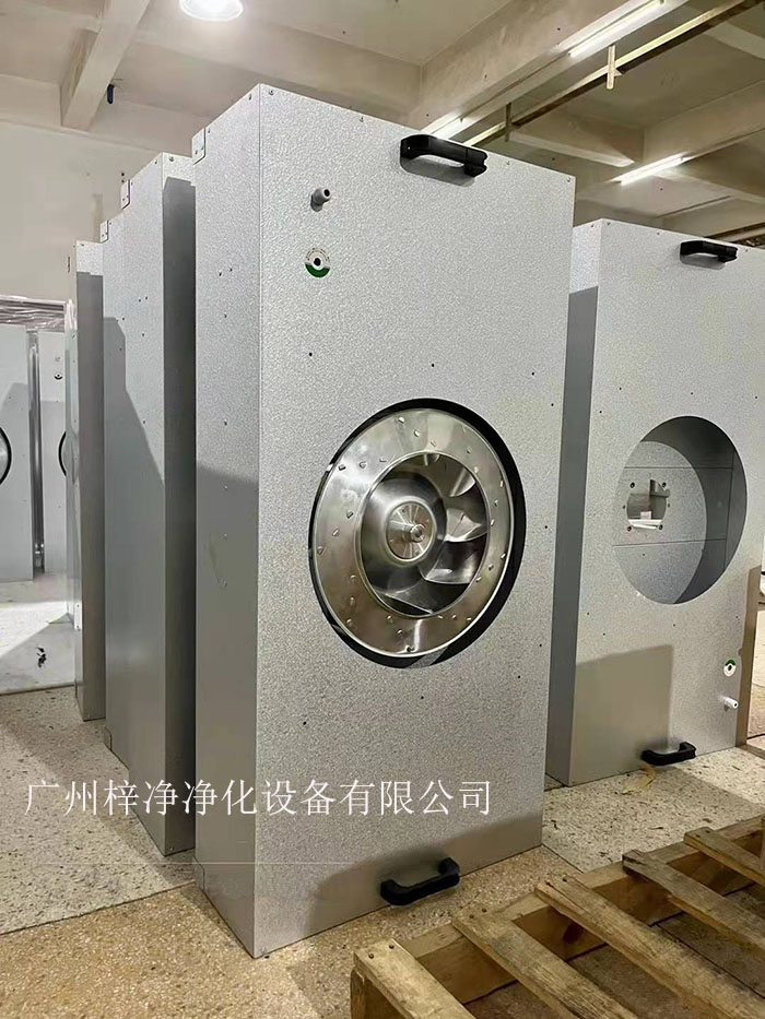 直流FFU適用于半導(dǎo)體、電子、平板顯示器和磁盤驅(qū)動(dòng)器的廠家及光學(xué)、生物工業(yè)及其它對(duì)空氣中污染有嚴(yán)格控制要求的地方。