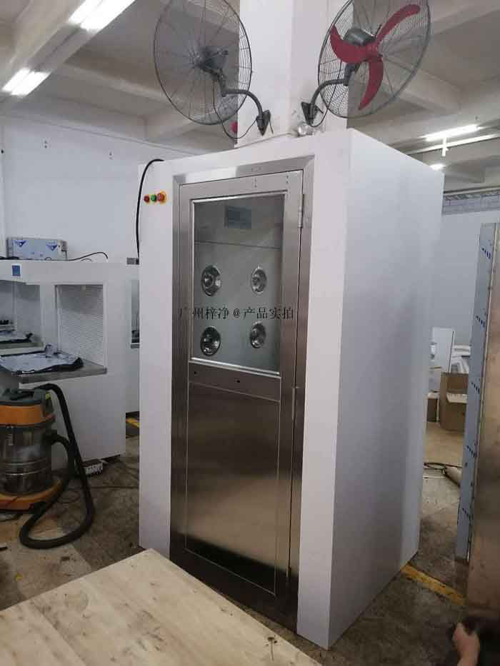 定期檢查風(fēng)淋室的各個部件，如門密封、風(fēng)速、風(fēng)量和控制系統(tǒng)，確保其正常運行。