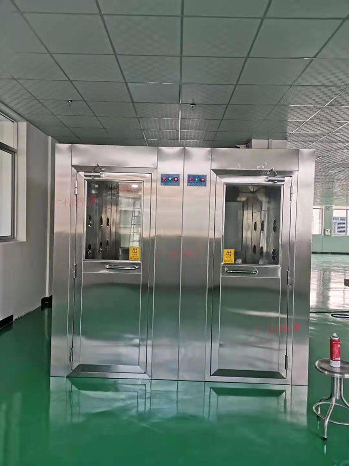 風淋室作為凈化車間的必備設(shè)備 風淋室作為凈化車間的必備設(shè)備