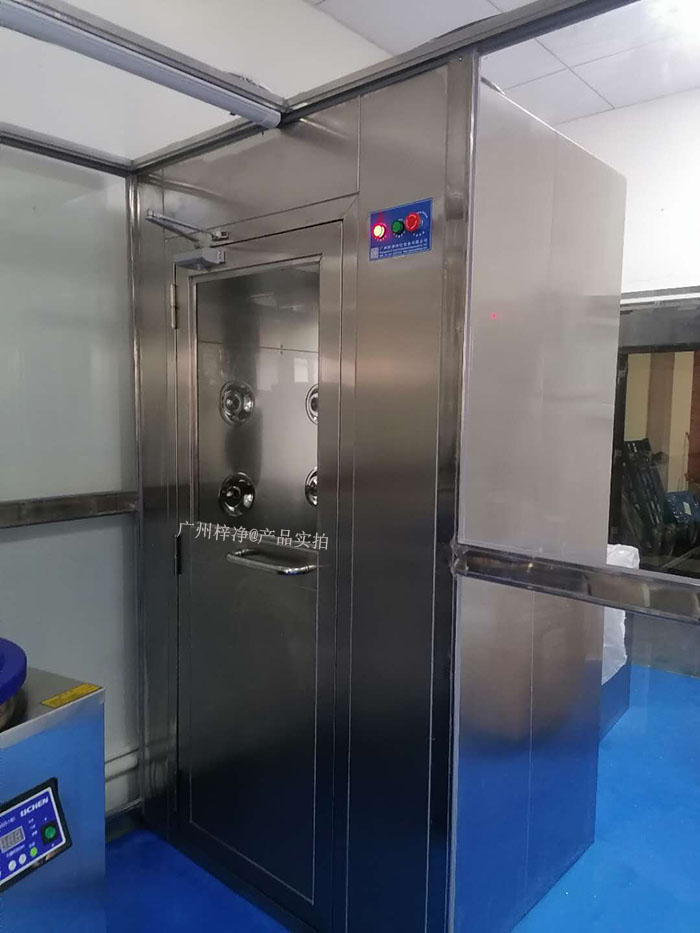 風(fēng)淋室廣泛應(yīng)用于電子、生物醫(yī)藥、食品等行業(yè)。