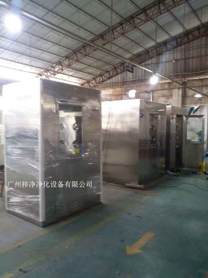 風淋室作為保障實驗室及生產(chǎn)環(huán)境潔凈室的關(guān)鍵設(shè)備 風淋室作為保障實驗室及生產(chǎn)環(huán)境潔凈室的關(guān)鍵設(shè)備