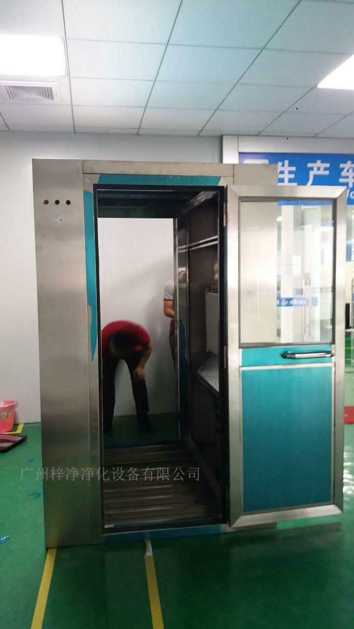 安裝風(fēng)淋室的地面應(yīng)平整，如有必要，應(yīng)進(jìn)行找平和加固處理。