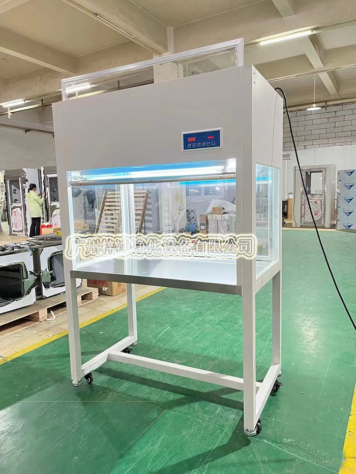 超凈工作臺(tái)通過(guò)高效過(guò)濾器提供單向或垂直單向氣流，形成局部潔凈區(qū)。