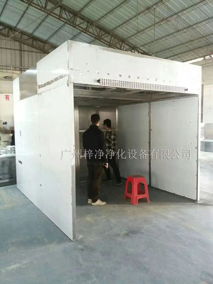 負(fù)壓稱稱量罩通過創(chuàng)造一個(gè)低氣壓的環(huán)境，防止生產(chǎn)過程中的粉塵、揮發(fā)物等有害物質(zhì)逸散到外界環(huán)境中，同時(shí)確保稱量結(jié)果的準(zhǔn)確性。