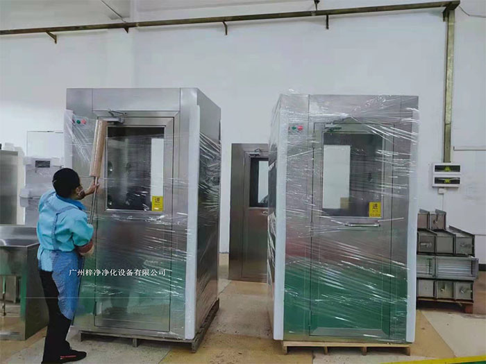 在風(fēng)淋室外部包裝上，使用纏繞膜可以進(jìn)一步提高包裝的密封性和抗沖擊性。