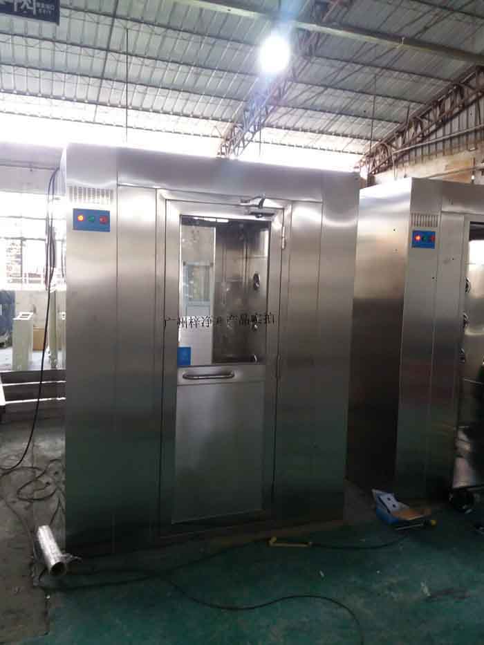風(fēng)淋室在潔凈室半導(dǎo)體、藥品生產(chǎn)、食品加工等行業(yè)中扮演著至關(guān)重要，