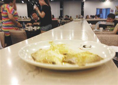 客人剩下的魚，被擺在一旁的石臺上，它們隨后被送往后廚，繞一圈后再次出現(xiàn)在餐臺。
