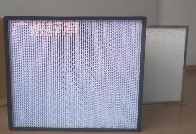 HS有隔板高效過(guò)濾器可廣泛用于光學(xué)電子、LCD液晶制造，生物醫(yī)藥、精密儀器、飲料食品，PCB印刷等行業(yè)無(wú)塵凈化車(chē)間的空調(diào)末端送風(fēng)處。