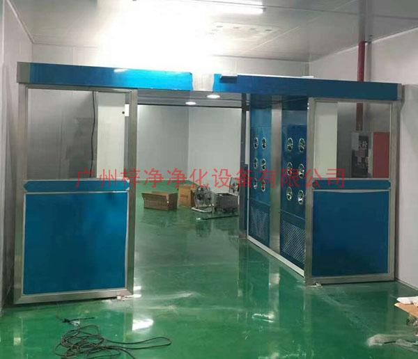 現(xiàn)場安裝中的全自動平移門風(fēng)淋室圖片二 現(xiàn)場安裝中的全自動平移門風(fēng)淋室圖片二