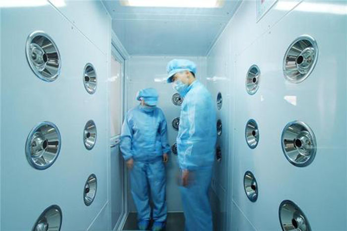 進入風淋室前應(yīng)穿戴適當?shù)姆雷o服和鞋帽